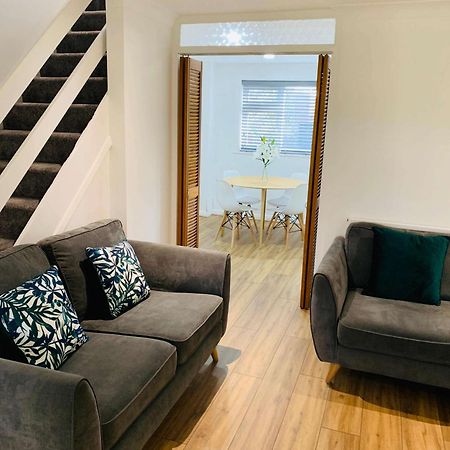 Spacious House, Free Parking & Patio Garden Farnham  Exteriör bild