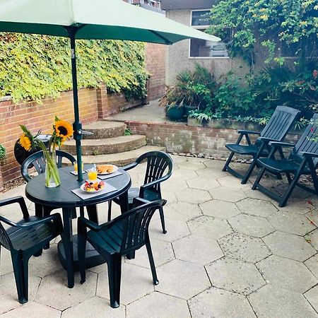 Spacious House, Free Parking & Patio Garden Farnham  Exteriör bild