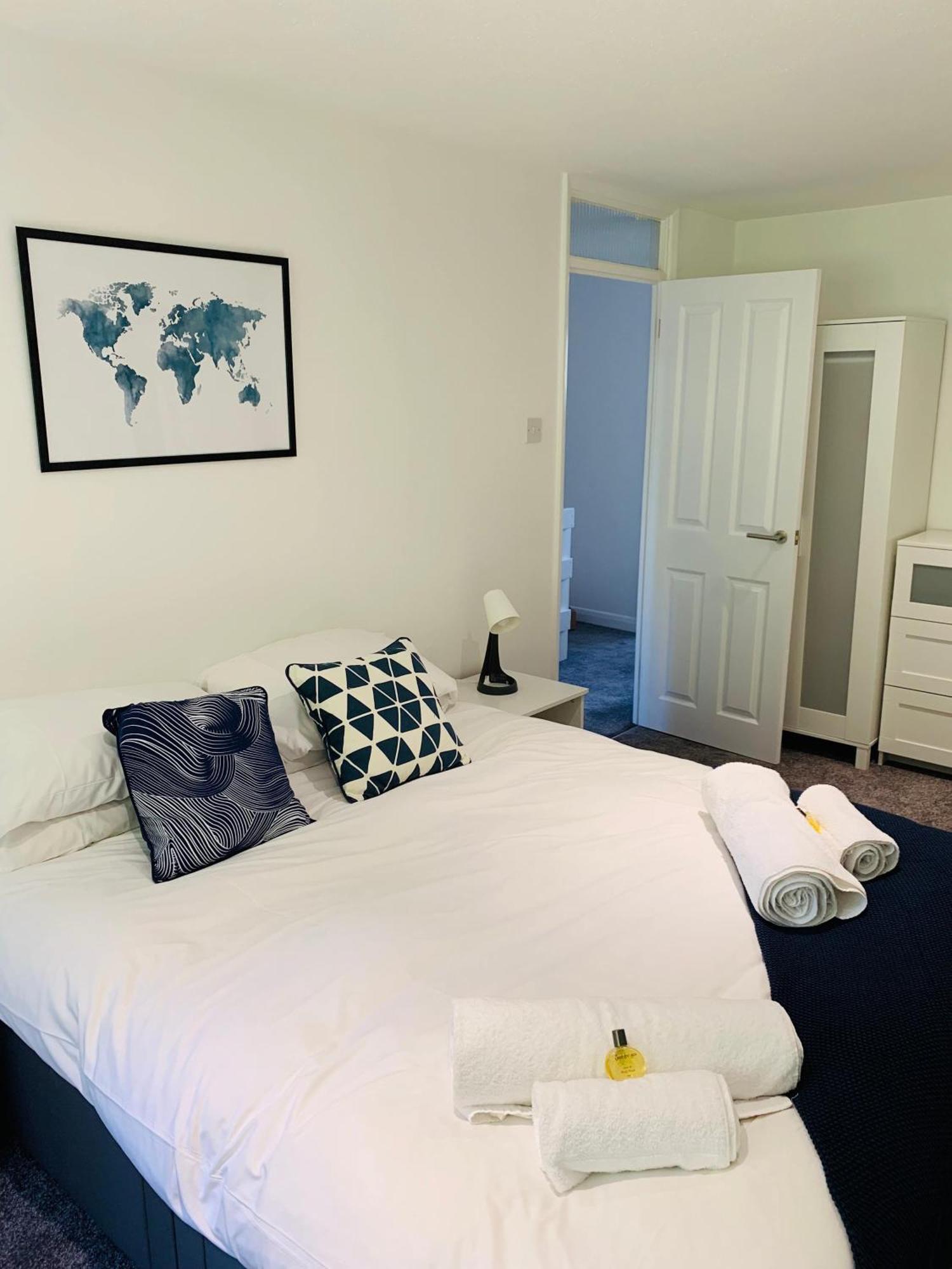 Spacious House, Free Parking & Patio Garden Farnham  Exteriör bild