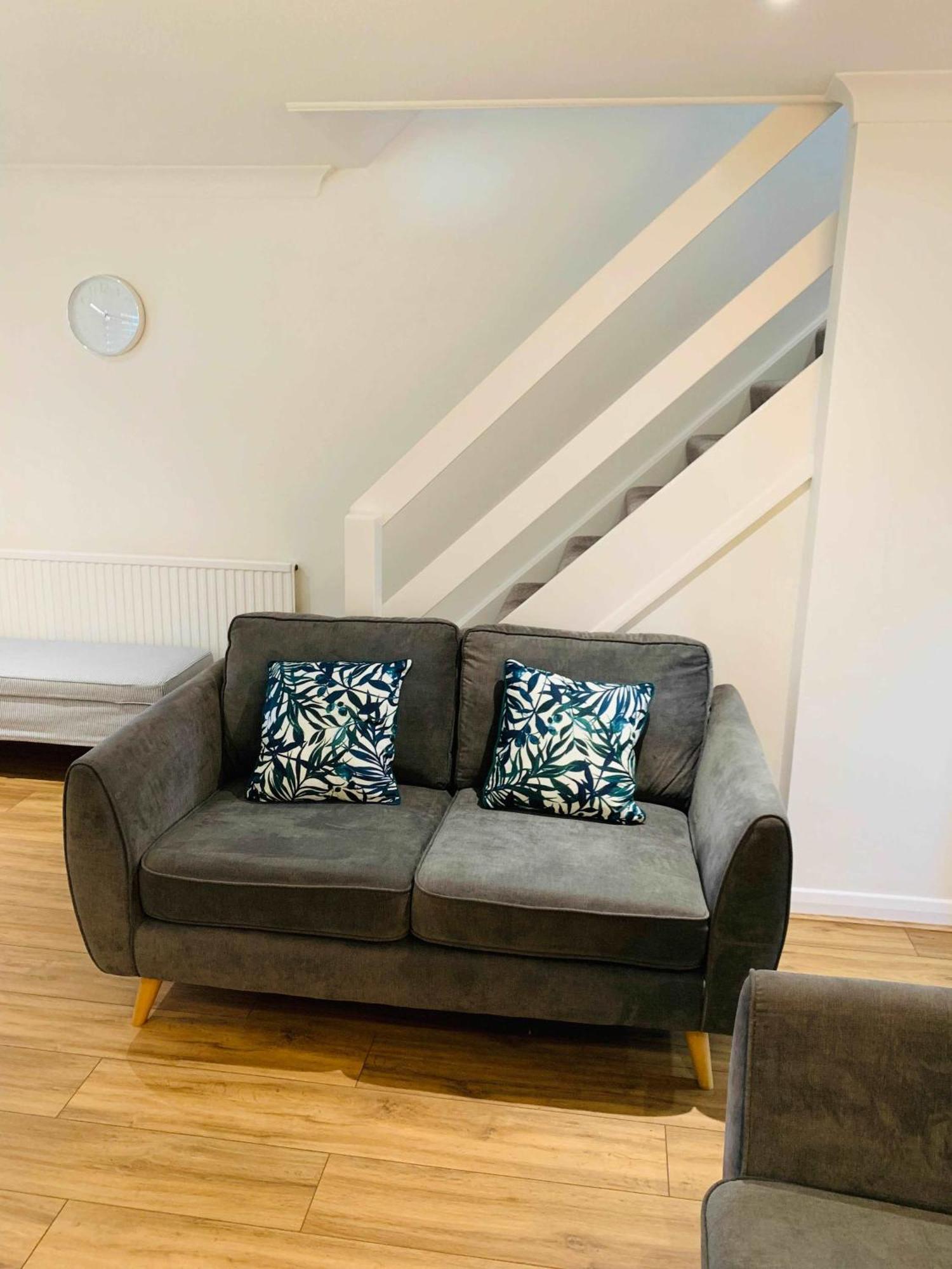 Spacious House, Free Parking & Patio Garden Farnham  Exteriör bild