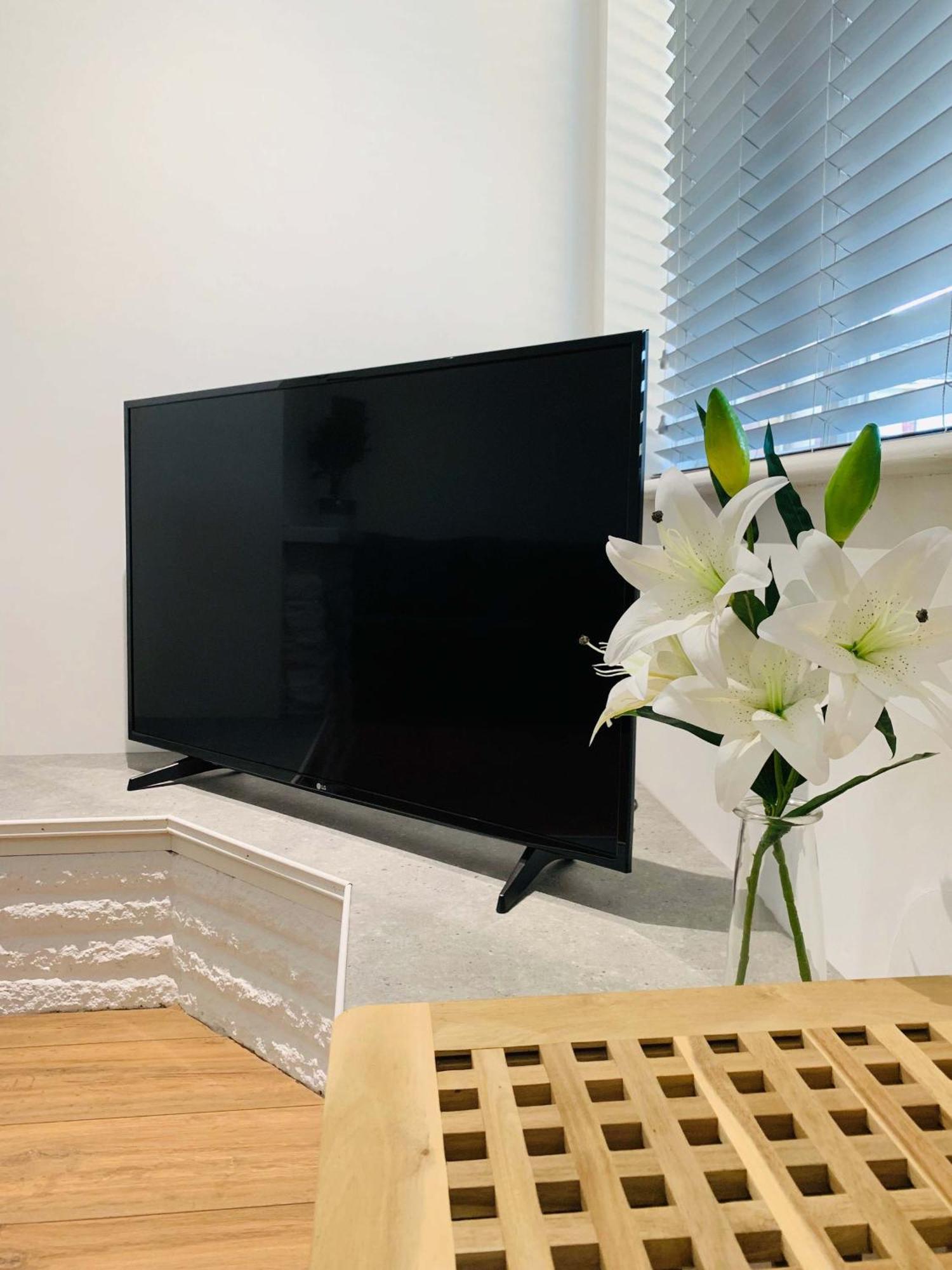 Spacious House, Free Parking & Patio Garden Farnham  Exteriör bild