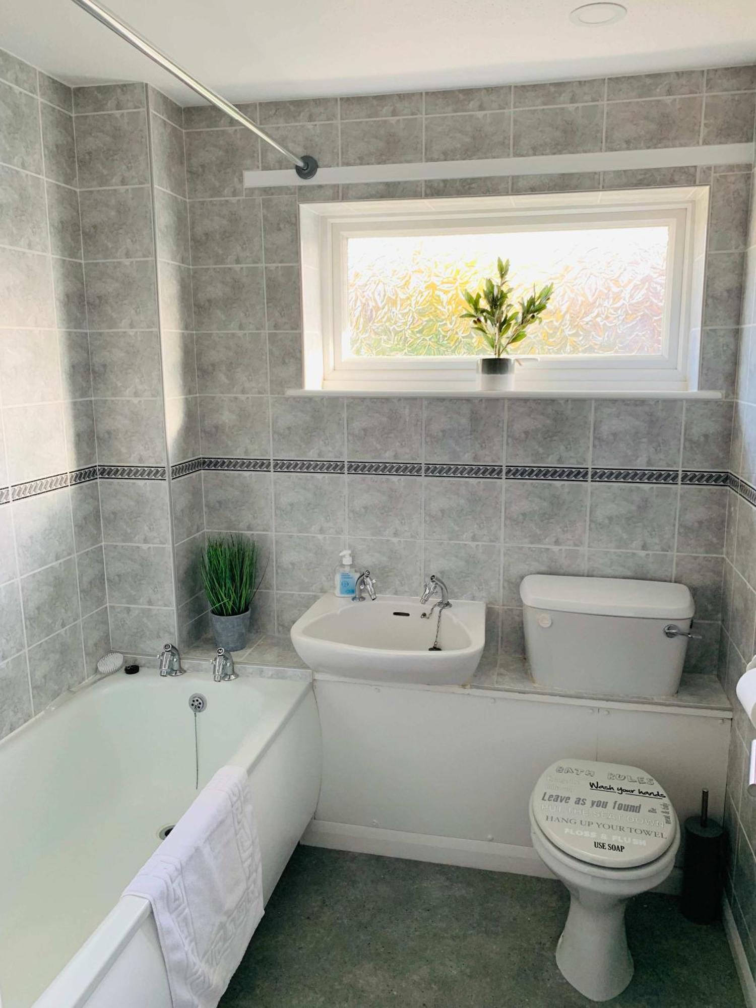Spacious House, Free Parking & Patio Garden Farnham  Exteriör bild