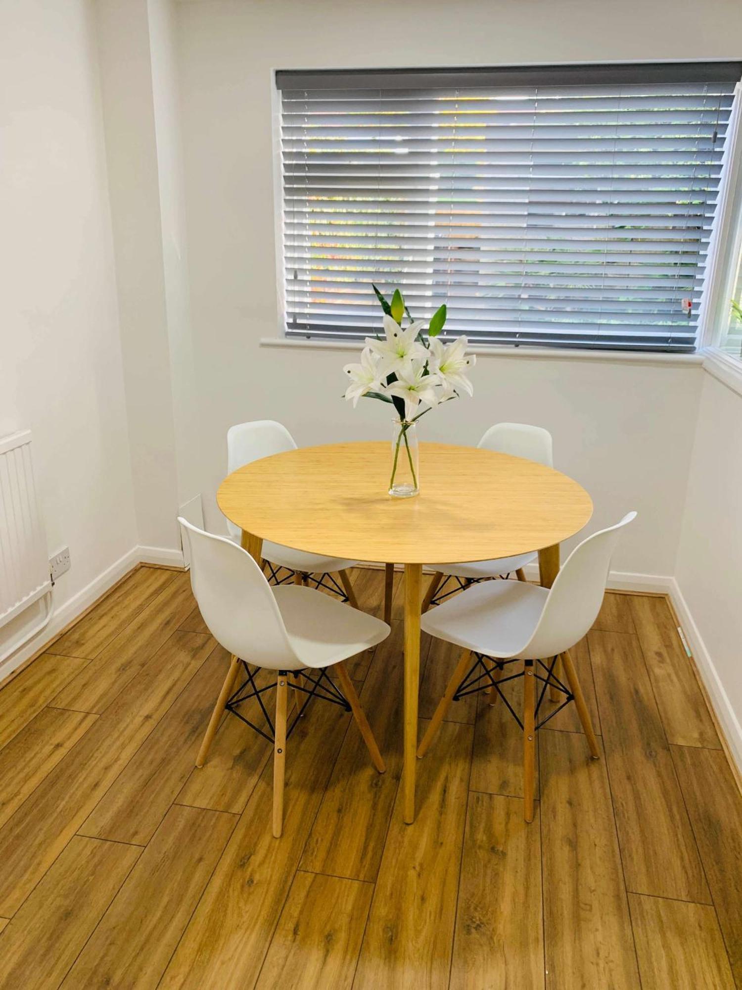 Spacious House, Free Parking & Patio Garden Farnham  Exteriör bild