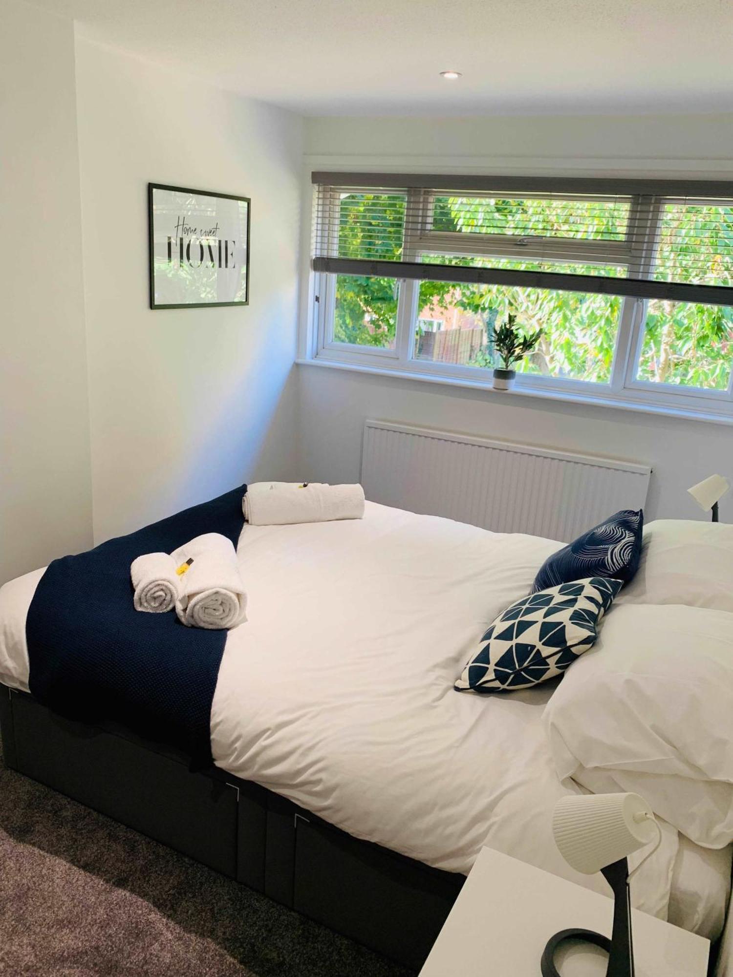 Spacious House, Free Parking & Patio Garden Farnham  Exteriör bild