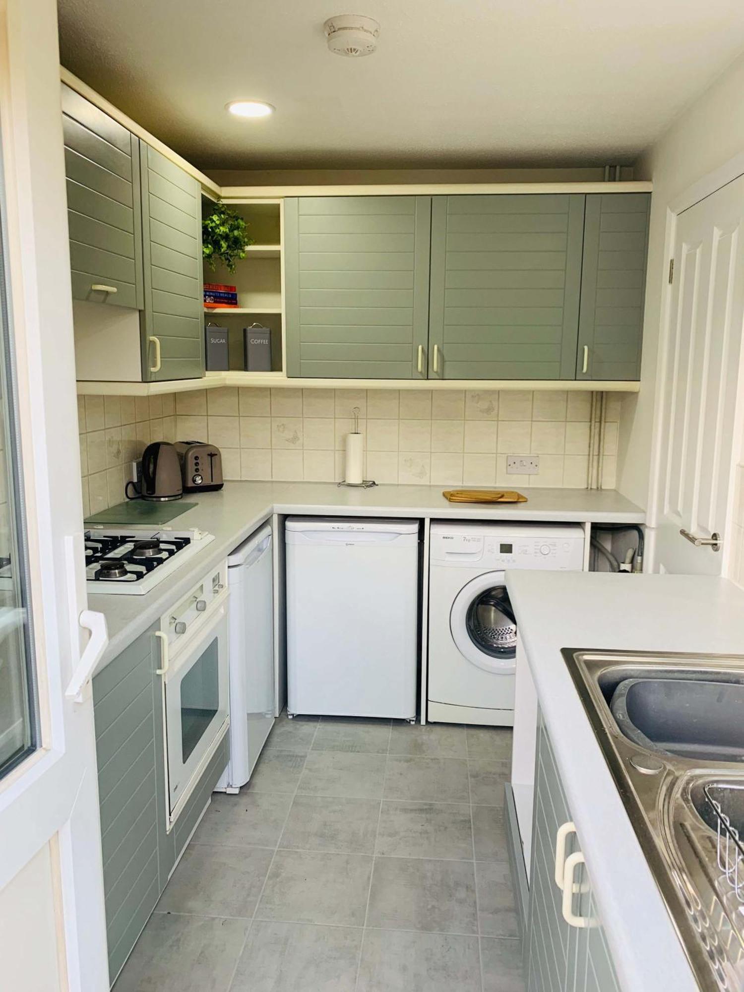 Spacious House, Free Parking & Patio Garden Farnham  Exteriör bild