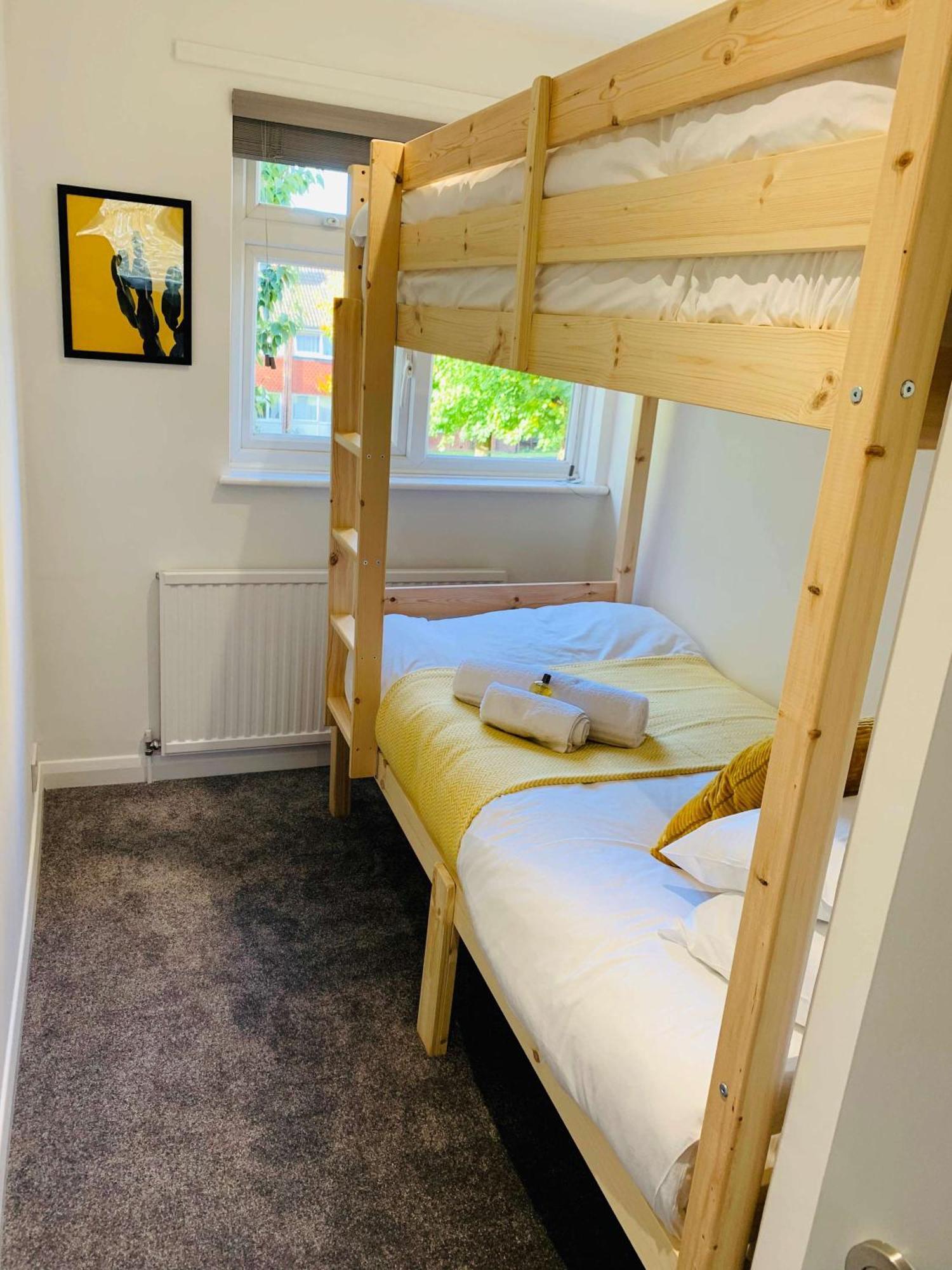 Spacious House, Free Parking & Patio Garden Farnham  Exteriör bild