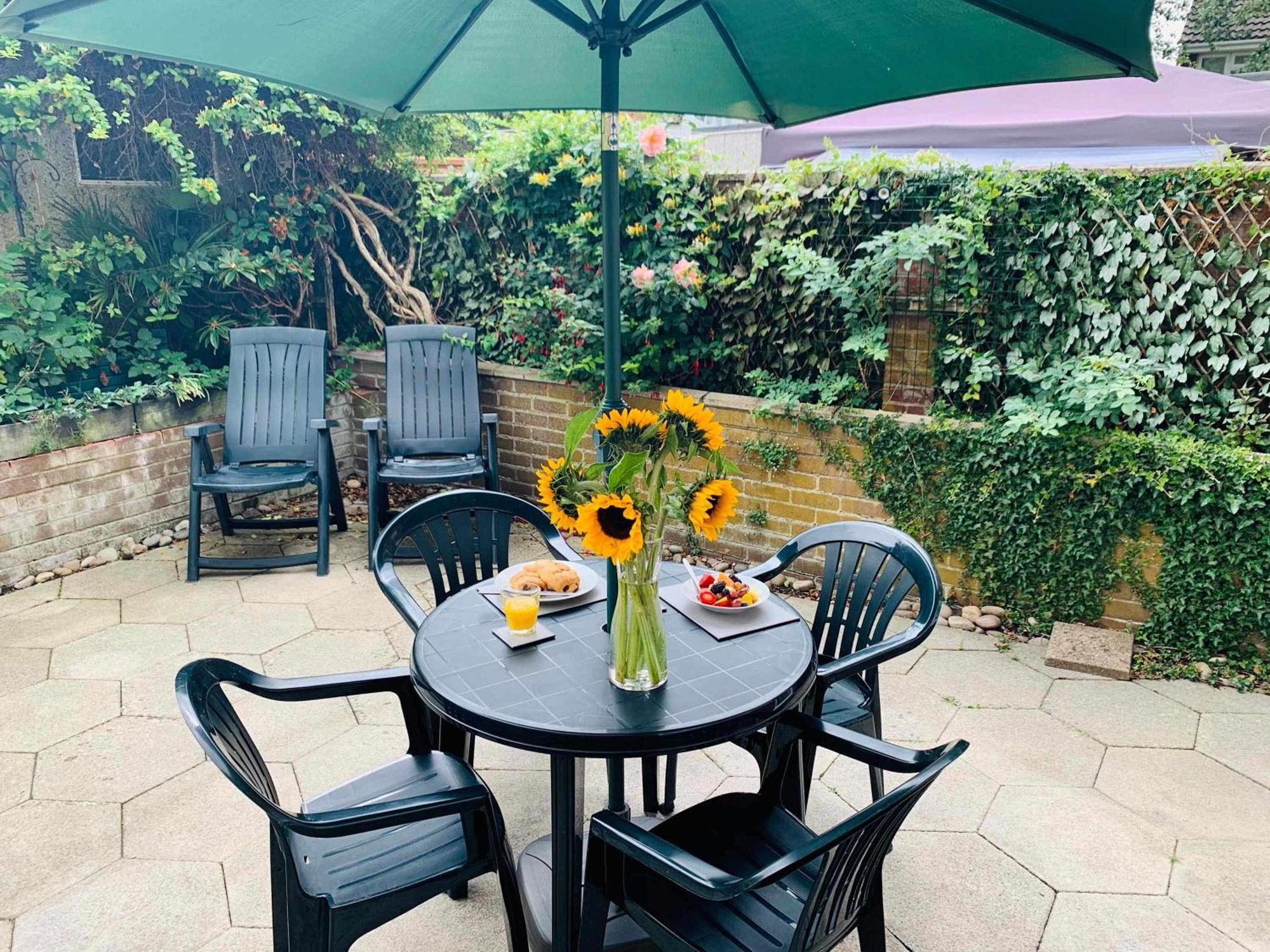 Spacious House, Free Parking & Patio Garden Farnham  Exteriör bild