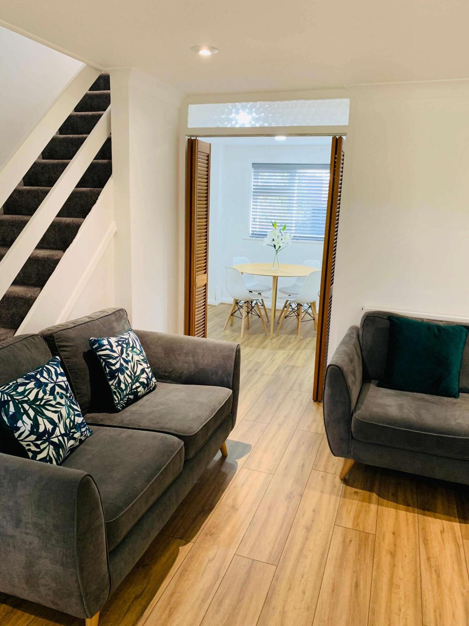 Spacious House, Free Parking & Patio Garden Farnham  Exteriör bild