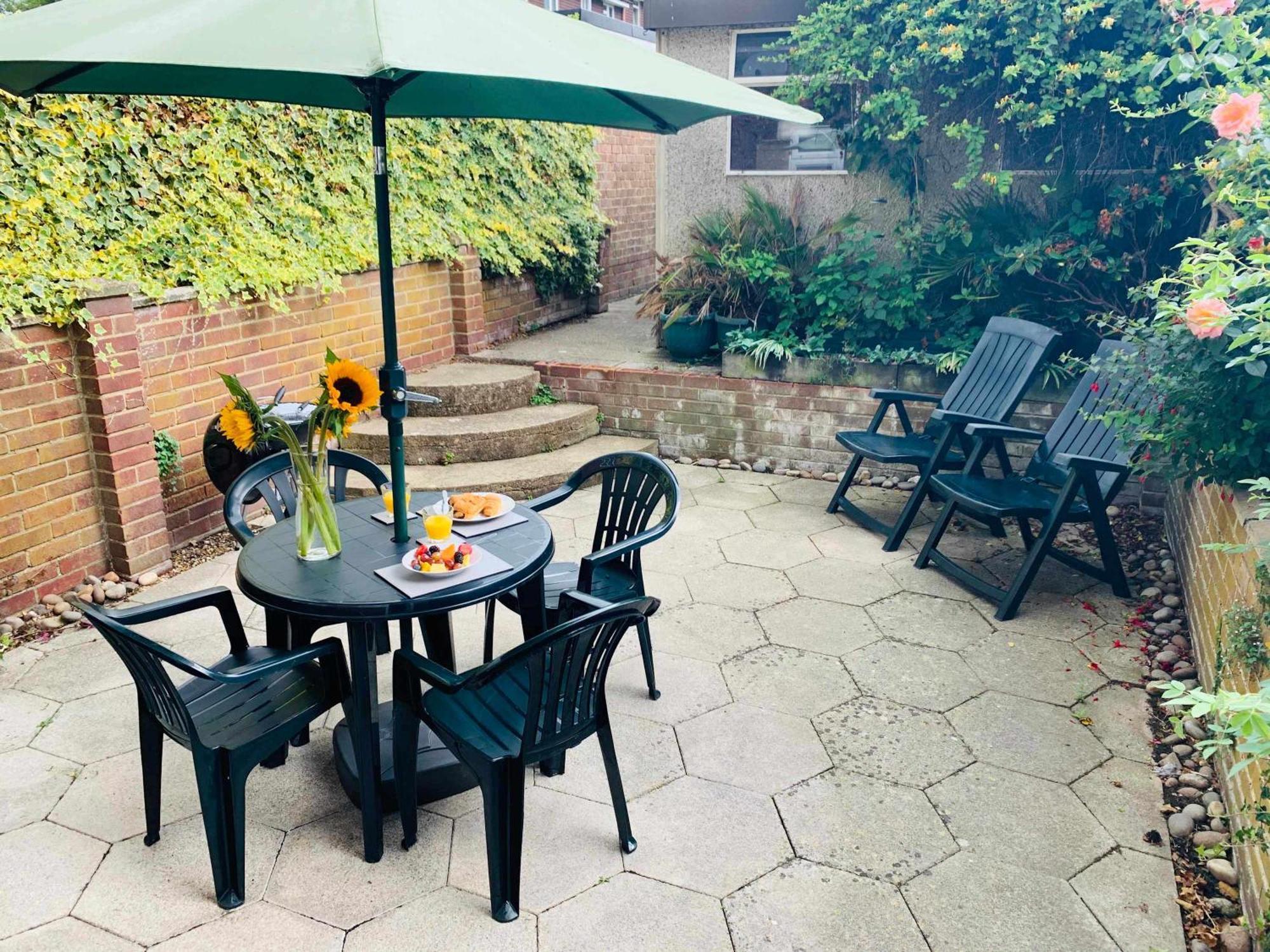 Spacious House, Free Parking & Patio Garden Farnham  Exteriör bild